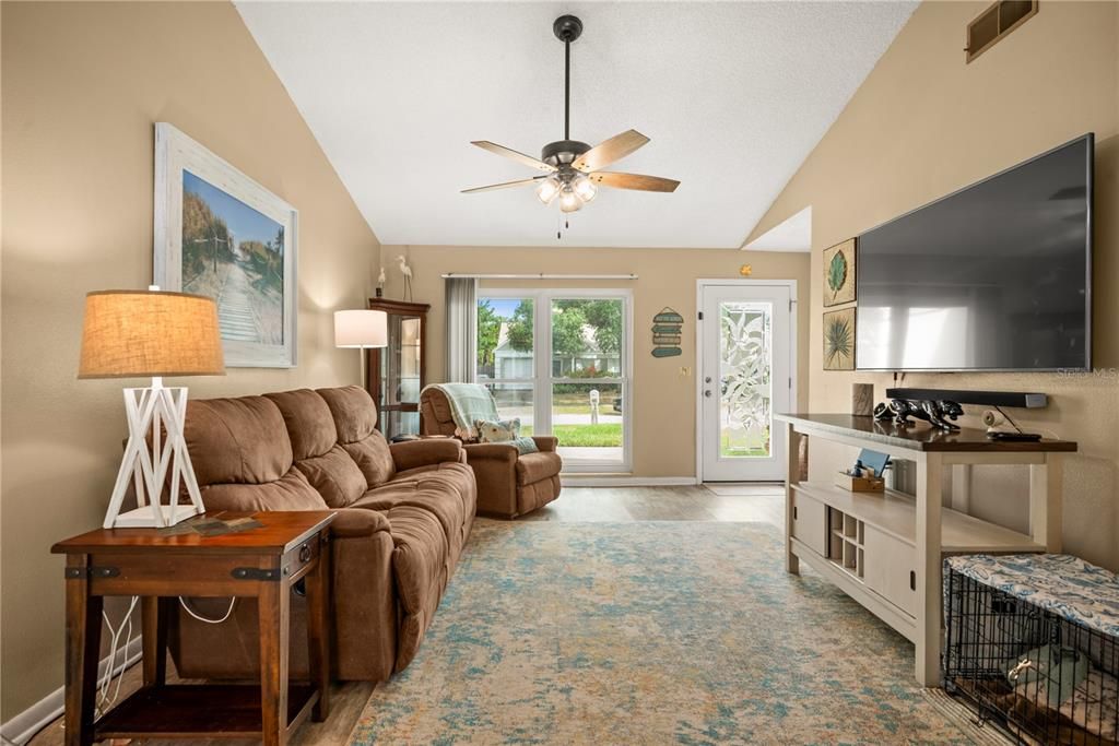 Active With Contract: $399,900 (3 beds, 2 baths, 1164 Square Feet)