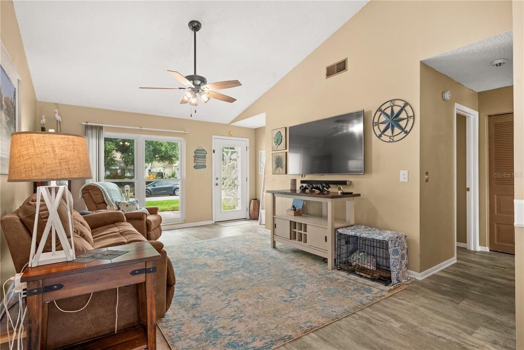Active With Contract: $399,900 (3 beds, 2 baths, 1164 Square Feet)