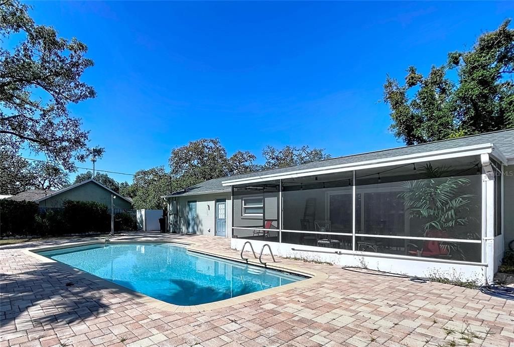 For Sale: $599,000 (5 beds, 3 baths, 2261 Square Feet)