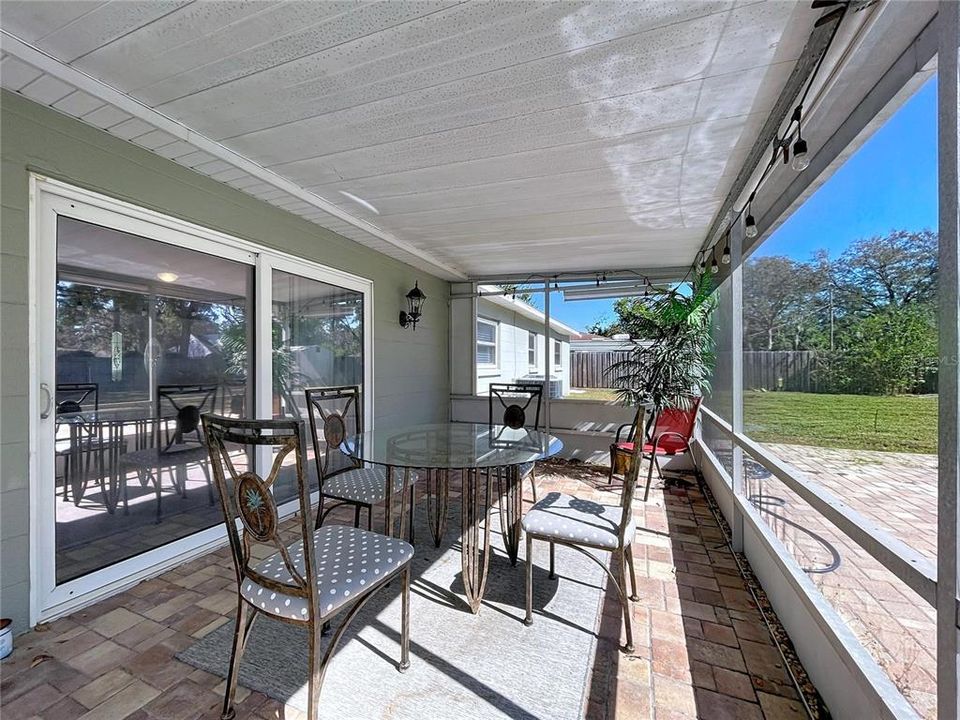 For Sale: $599,000 (5 beds, 3 baths, 2261 Square Feet)