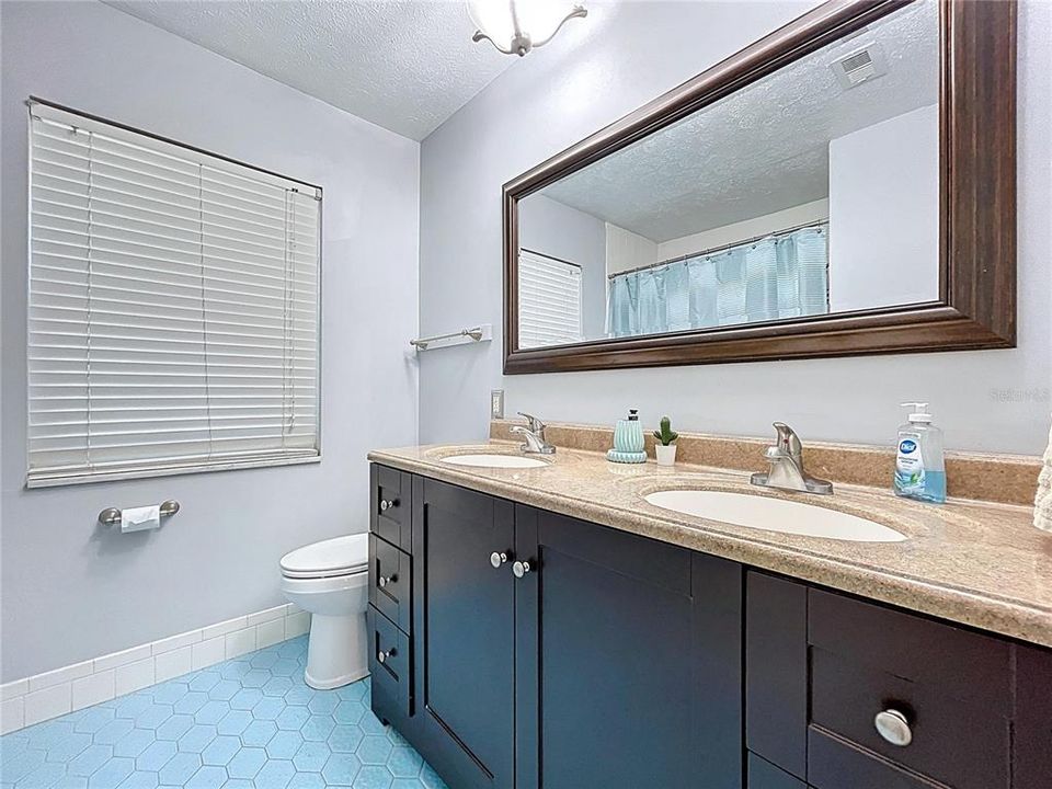 For Sale: $599,000 (5 beds, 3 baths, 2261 Square Feet)