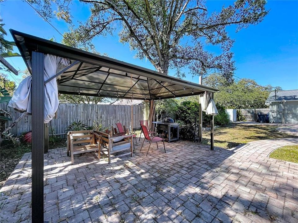 For Sale: $599,000 (5 beds, 3 baths, 2261 Square Feet)