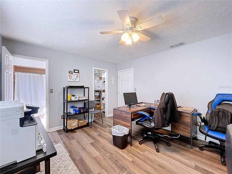 For Sale: $599,000 (5 beds, 3 baths, 2261 Square Feet)