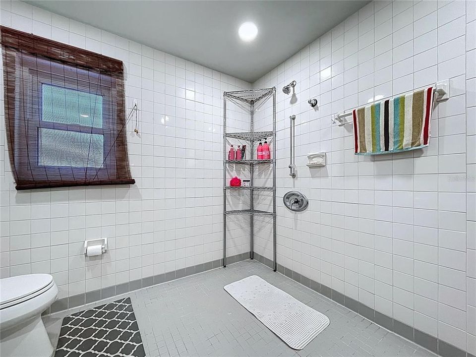 For Sale: $599,000 (5 beds, 3 baths, 2261 Square Feet)