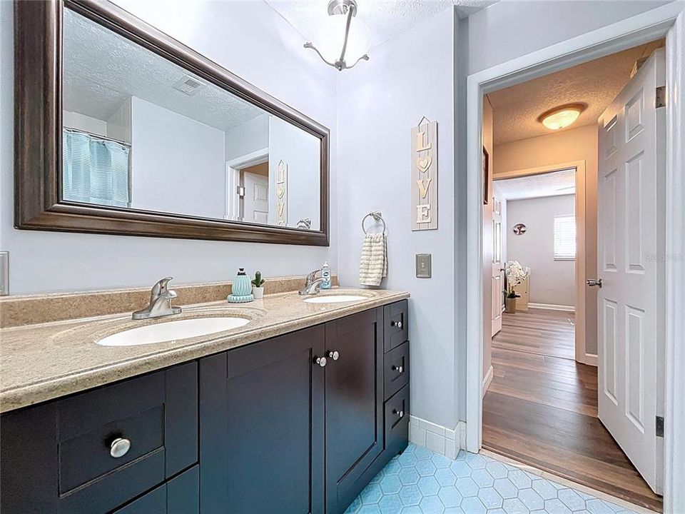 For Sale: $599,000 (5 beds, 3 baths, 2261 Square Feet)