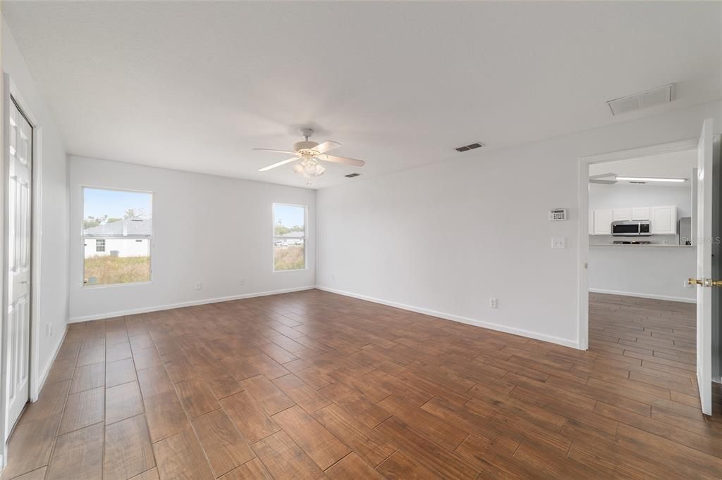 En Venta: $319,900 (4 camas, 2 baños, 2138 Pies cuadrados)