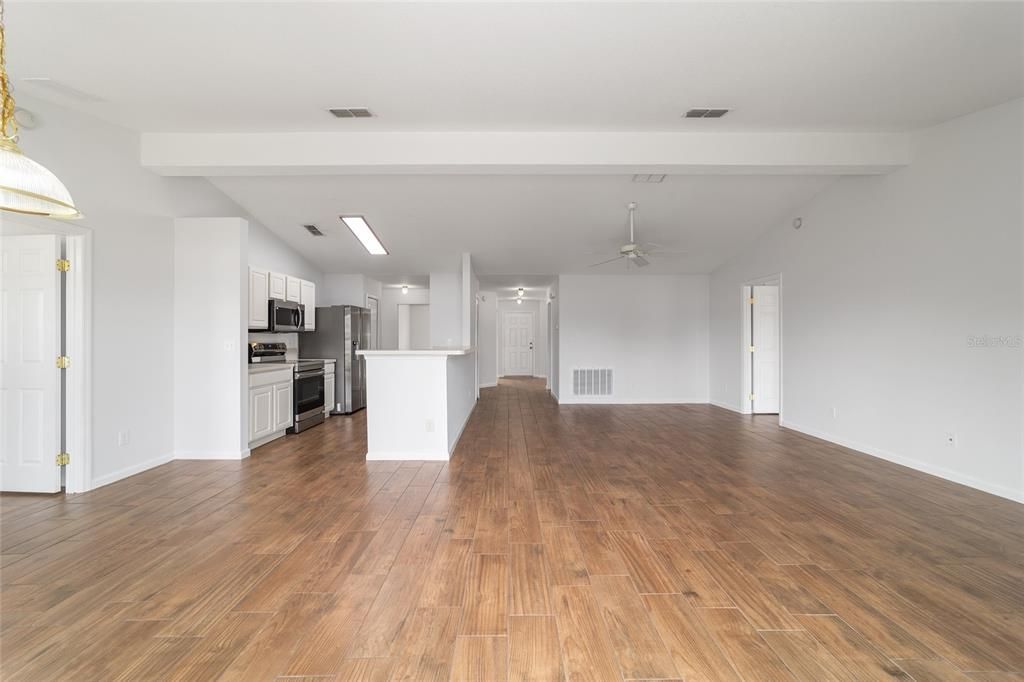 En Venta: $319,900 (4 camas, 2 baños, 2138 Pies cuadrados)