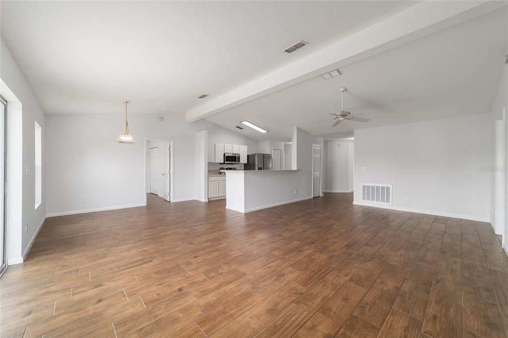 En Venta: $319,900 (4 camas, 2 baños, 2138 Pies cuadrados)