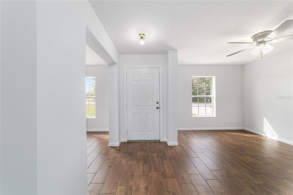 En Venta: $319,900 (4 camas, 2 baños, 2138 Pies cuadrados)