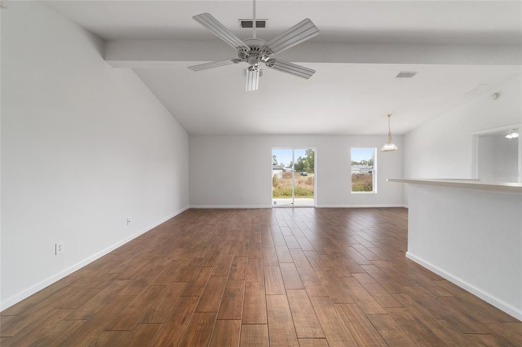 En Venta: $319,900 (4 camas, 2 baños, 2138 Pies cuadrados)