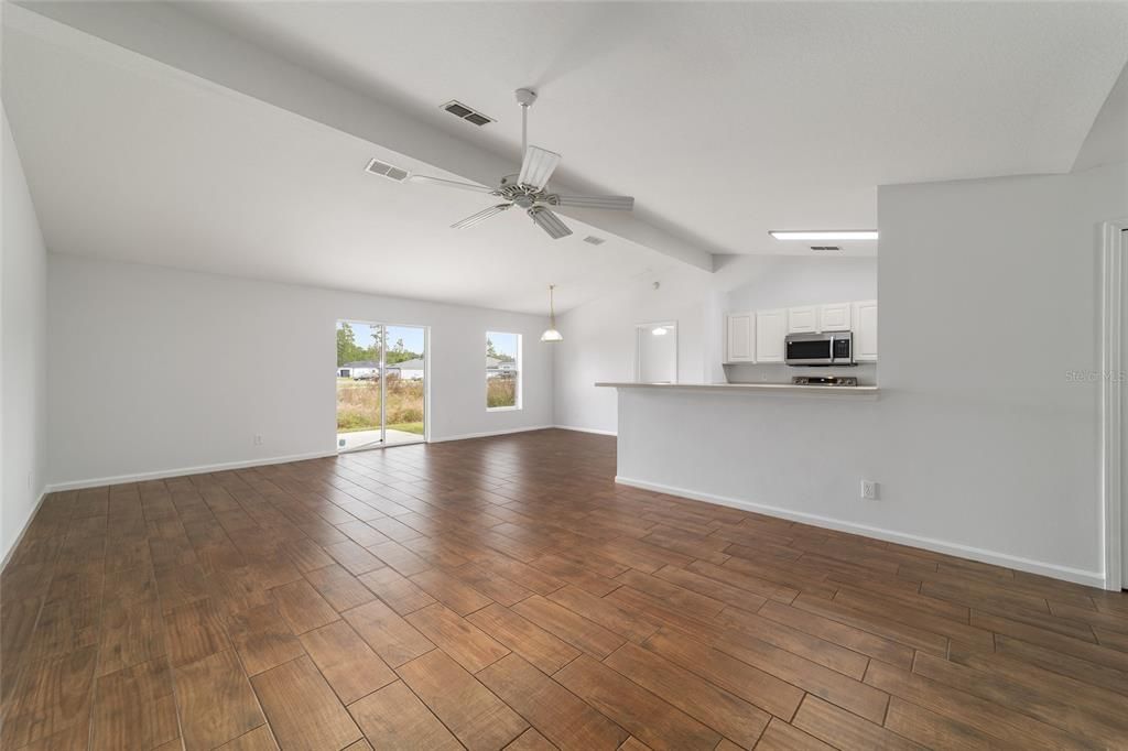 En Venta: $319,900 (4 camas, 2 baños, 2138 Pies cuadrados)