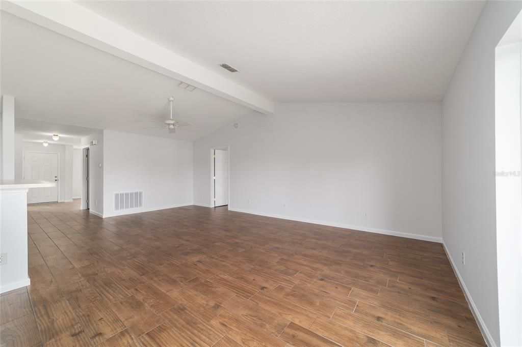 En Venta: $319,900 (4 camas, 2 baños, 2138 Pies cuadrados)