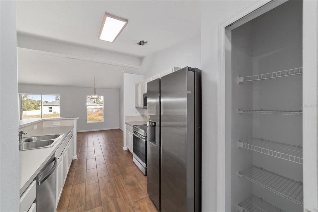 En Venta: $319,900 (4 camas, 2 baños, 2138 Pies cuadrados)