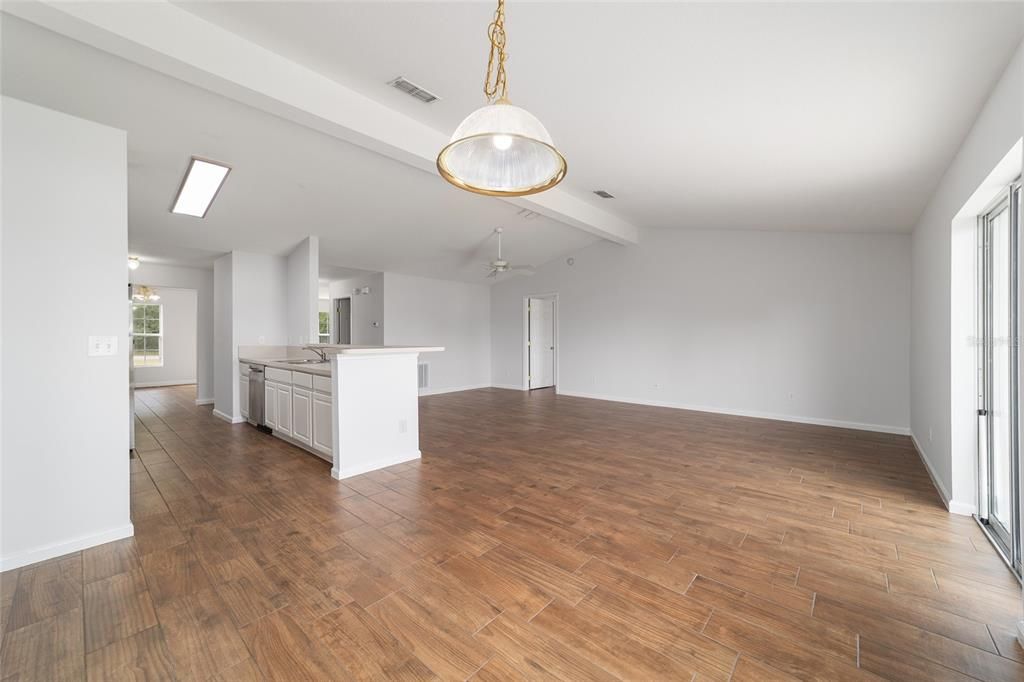 En Venta: $319,900 (4 camas, 2 baños, 2138 Pies cuadrados)