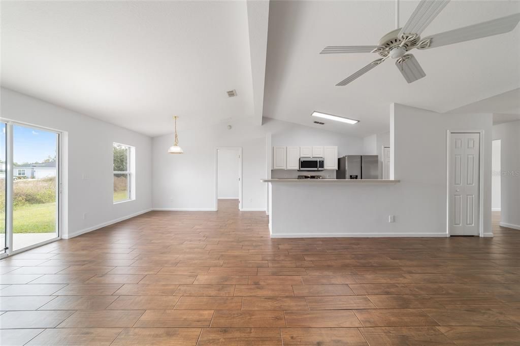 En Venta: $319,900 (4 camas, 2 baños, 2138 Pies cuadrados)