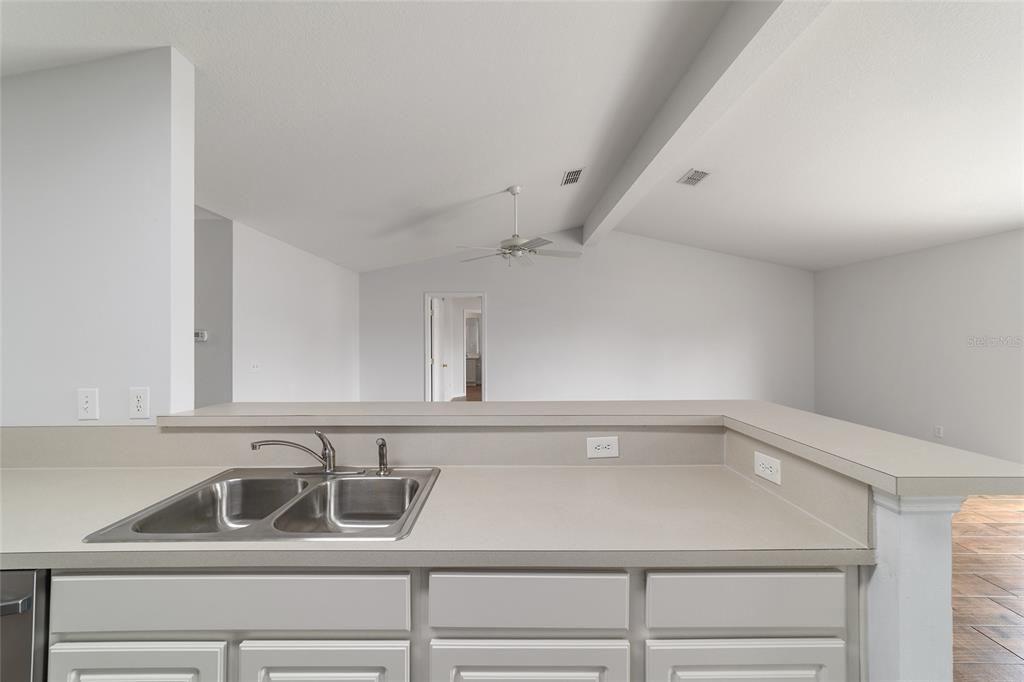 En Venta: $319,900 (4 camas, 2 baños, 2138 Pies cuadrados)