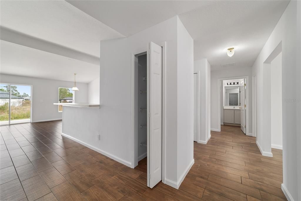 En Venta: $319,900 (4 camas, 2 baños, 2138 Pies cuadrados)