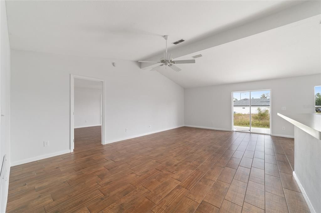 En Venta: $319,900 (4 camas, 2 baños, 2138 Pies cuadrados)