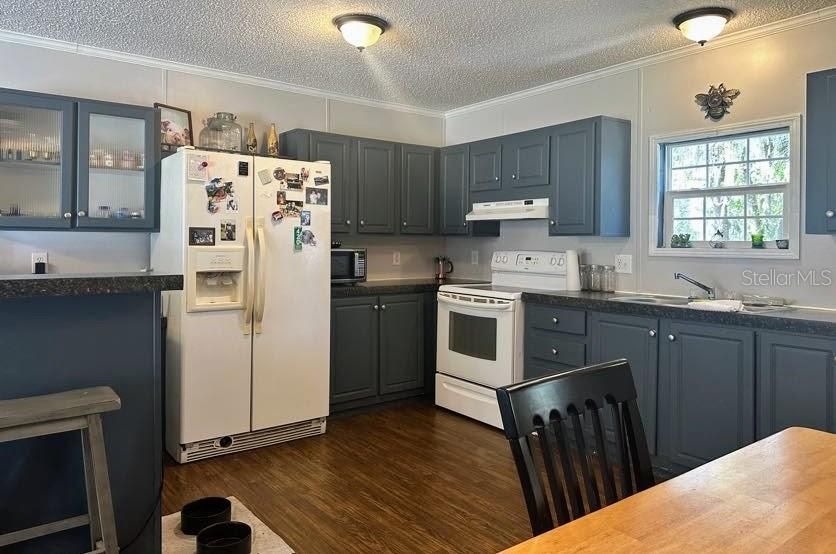 For Sale: $235,000 (3 beds, 2 baths, 1080 Square Feet)