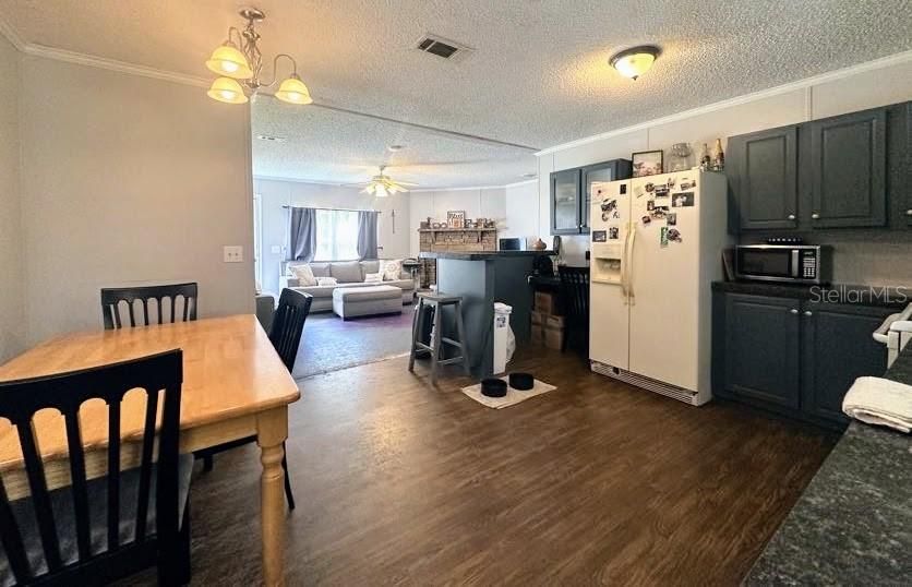 For Sale: $235,000 (3 beds, 2 baths, 1080 Square Feet)