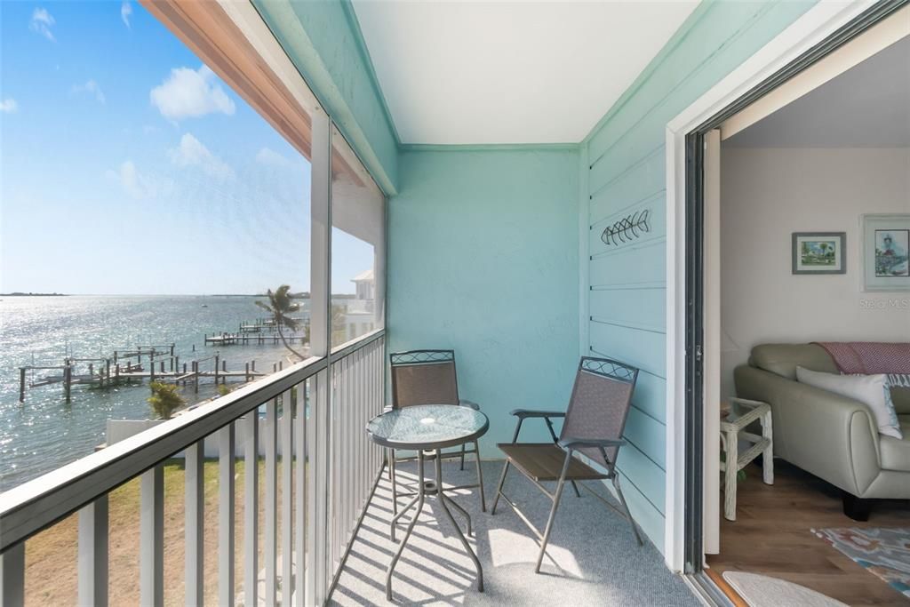 For Sale: $775,000 (2 beds, 2 baths, 962 Square Feet)