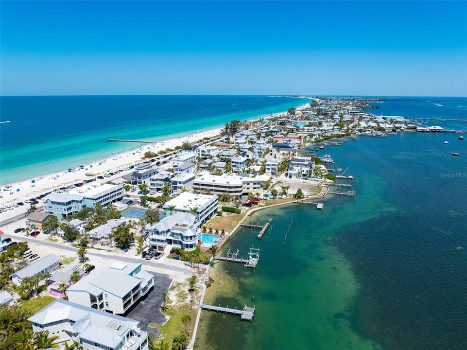 For Sale: $775,000 (2 beds, 2 baths, 962 Square Feet)