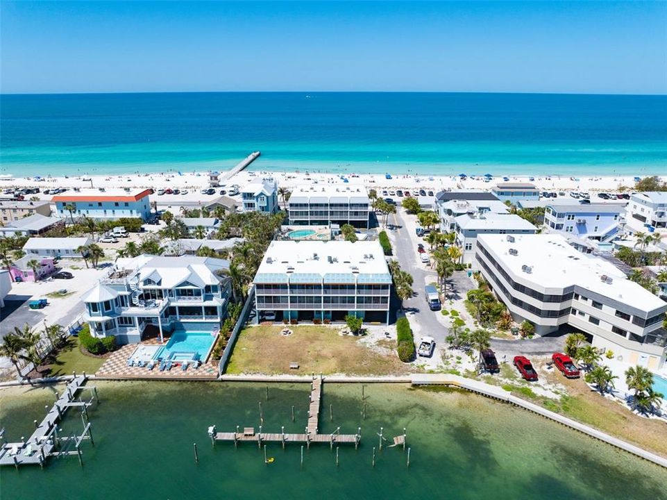 For Sale: $775,000 (2 beds, 2 baths, 962 Square Feet)