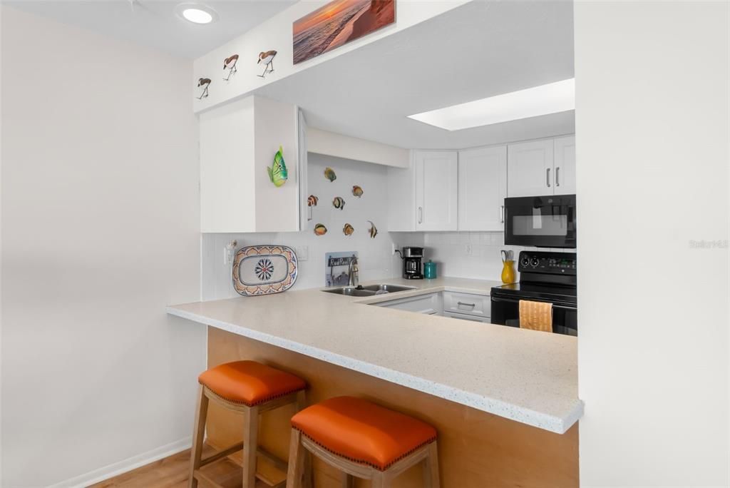 For Sale: $775,000 (2 beds, 2 baths, 962 Square Feet)