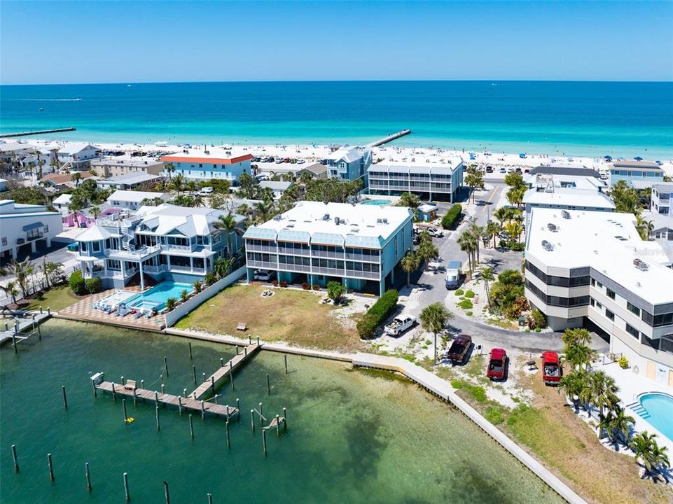 For Sale: $775,000 (2 beds, 2 baths, 962 Square Feet)