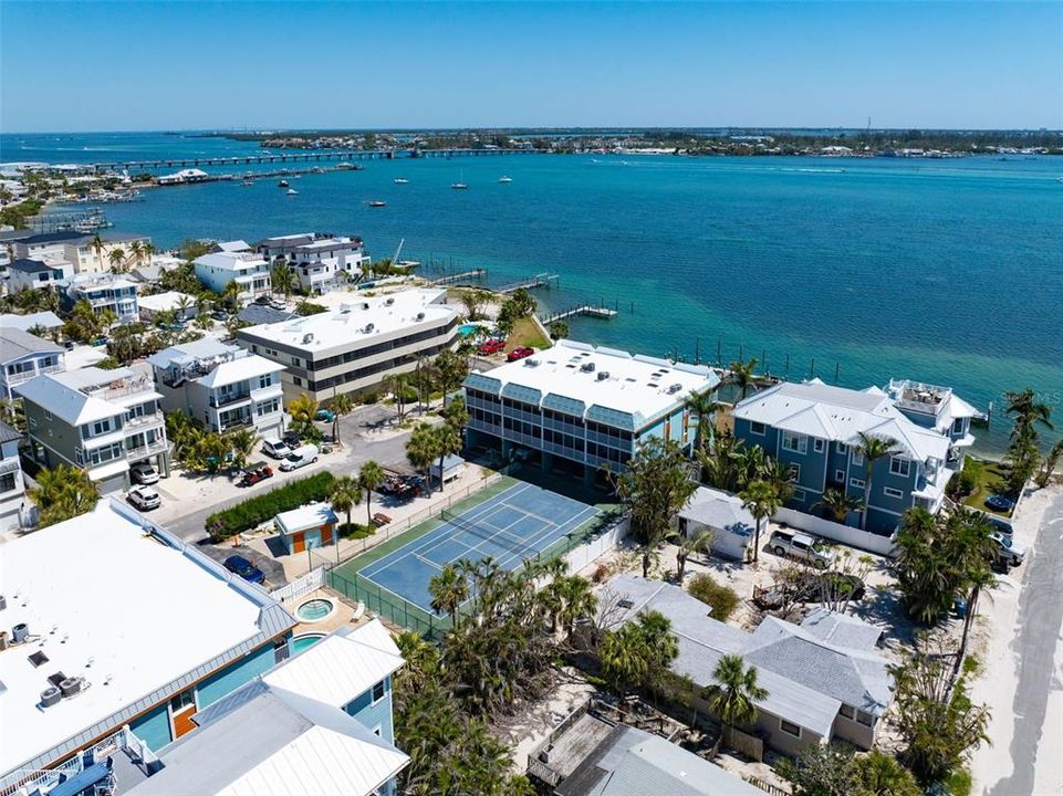 For Sale: $775,000 (2 beds, 2 baths, 962 Square Feet)