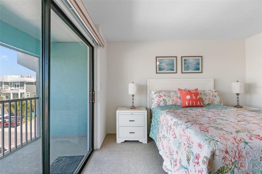 For Sale: $775,000 (2 beds, 2 baths, 962 Square Feet)