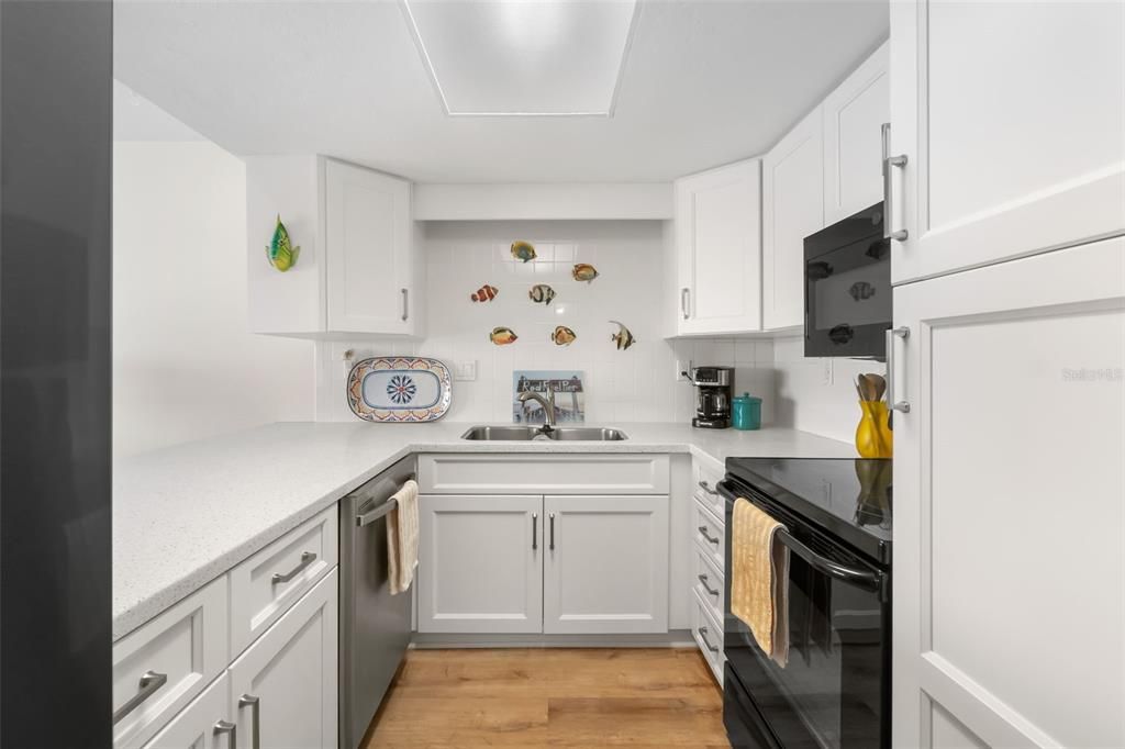 For Sale: $775,000 (2 beds, 2 baths, 962 Square Feet)