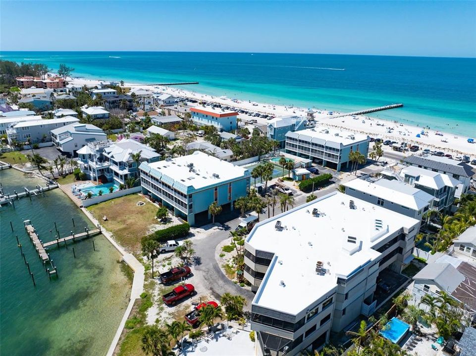 For Sale: $775,000 (2 beds, 2 baths, 962 Square Feet)