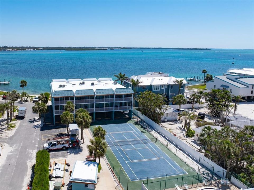 For Sale: $775,000 (2 beds, 2 baths, 962 Square Feet)