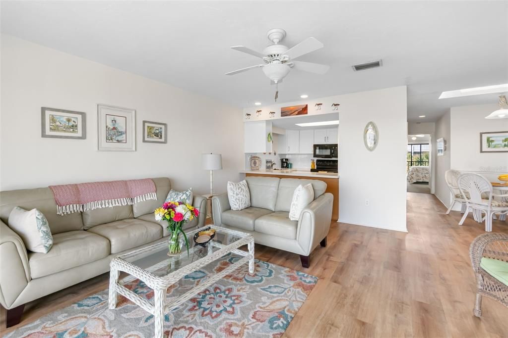 For Sale: $775,000 (2 beds, 2 baths, 962 Square Feet)