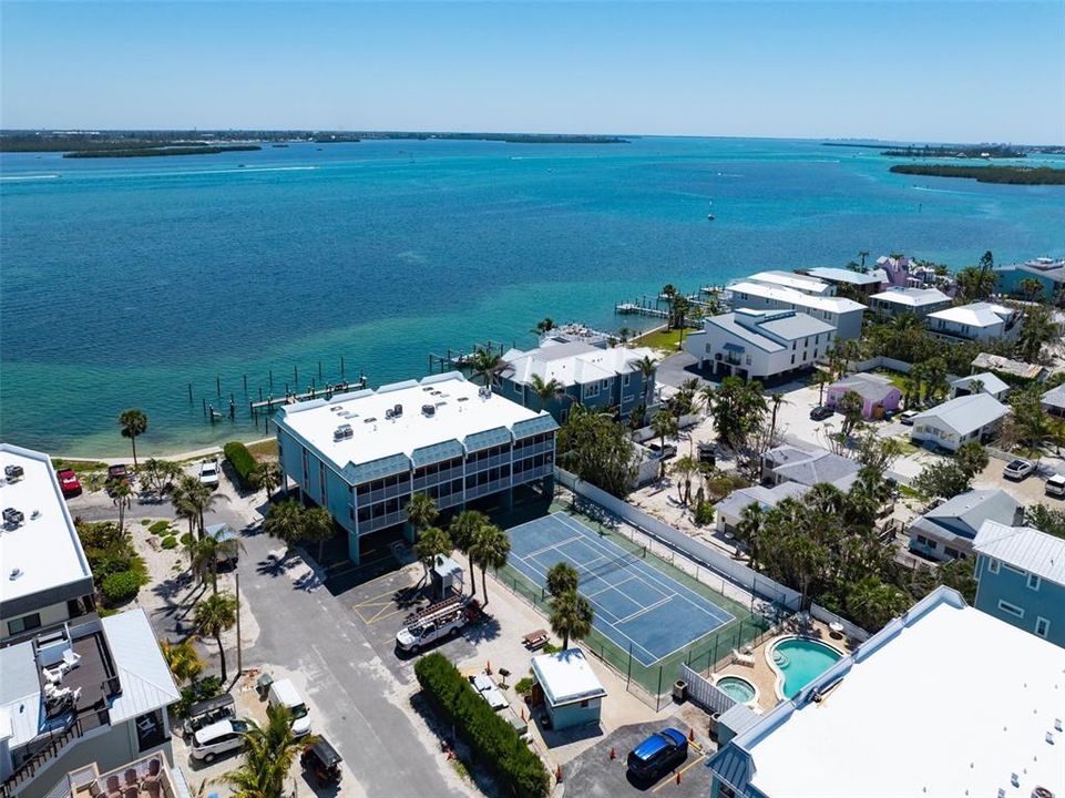 For Sale: $775,000 (2 beds, 2 baths, 962 Square Feet)