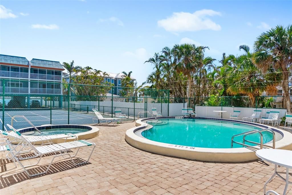 For Sale: $775,000 (2 beds, 2 baths, 962 Square Feet)