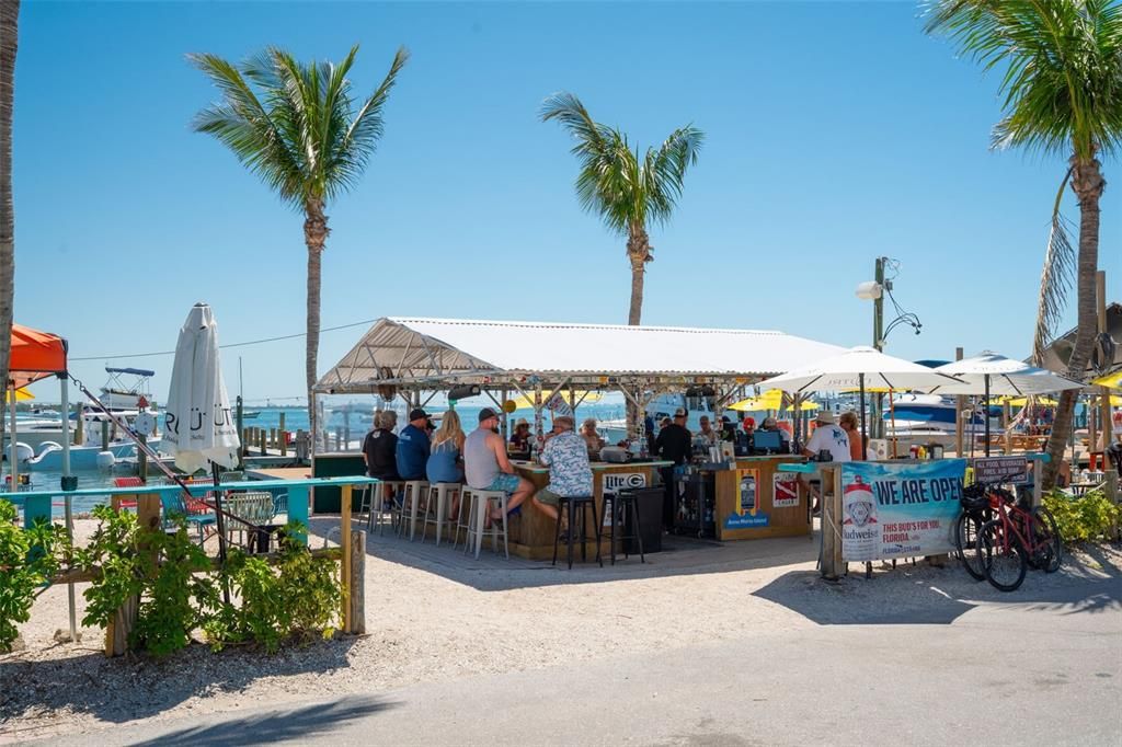 For Sale: $775,000 (2 beds, 2 baths, 962 Square Feet)