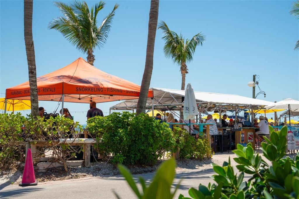 For Sale: $775,000 (2 beds, 2 baths, 962 Square Feet)