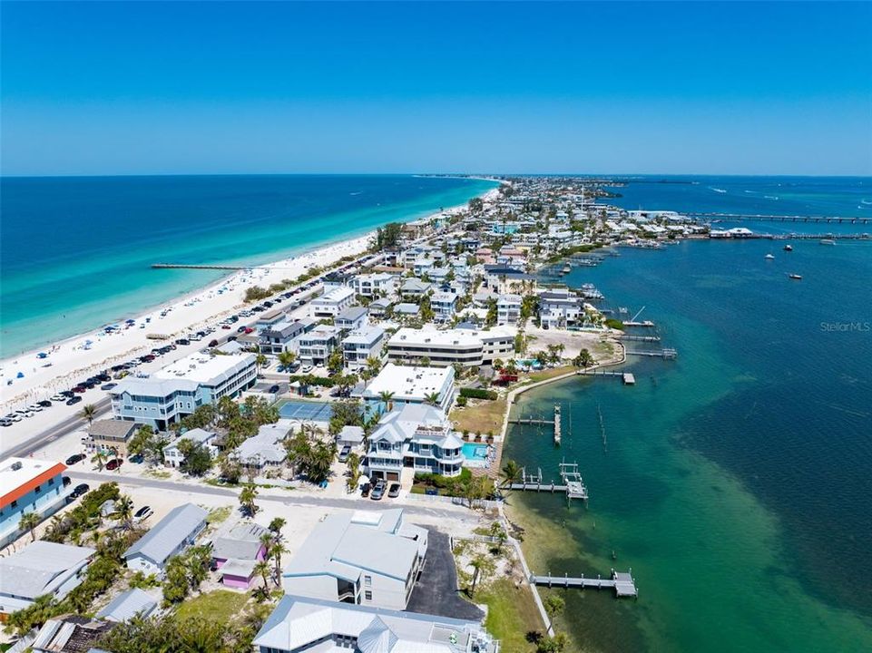 For Sale: $775,000 (2 beds, 2 baths, 962 Square Feet)