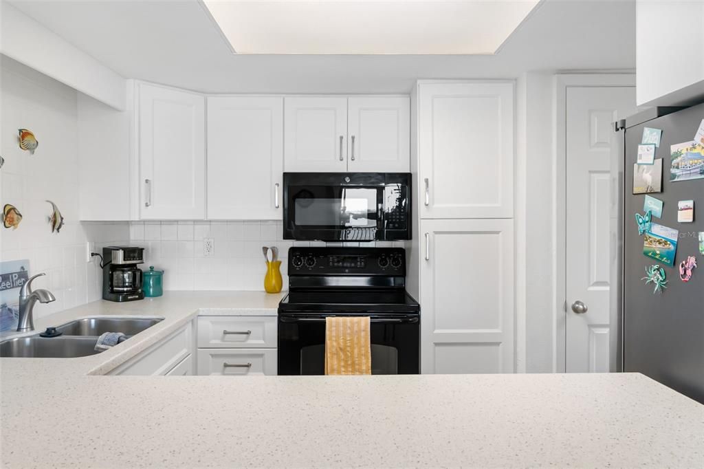 For Sale: $775,000 (2 beds, 2 baths, 962 Square Feet)