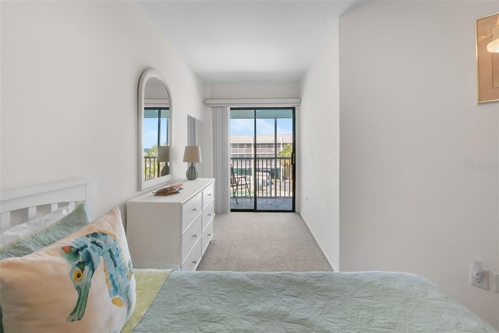 For Sale: $775,000 (2 beds, 2 baths, 962 Square Feet)