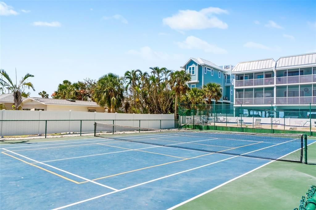 For Sale: $775,000 (2 beds, 2 baths, 962 Square Feet)