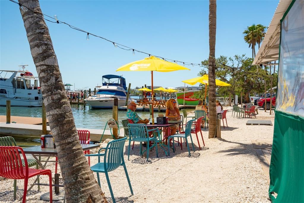 For Sale: $775,000 (2 beds, 2 baths, 962 Square Feet)