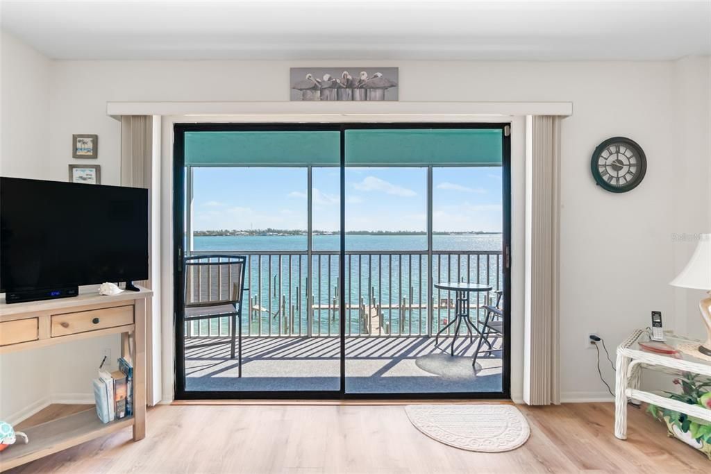 For Sale: $775,000 (2 beds, 2 baths, 962 Square Feet)