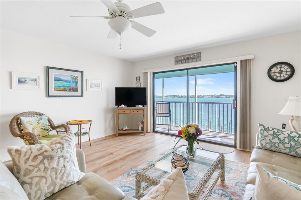 For Sale: $775,000 (2 beds, 2 baths, 962 Square Feet)