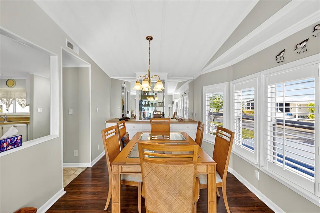 待售: $175,000 (2 贝兹, 2 浴室, 1276 平方英尺)