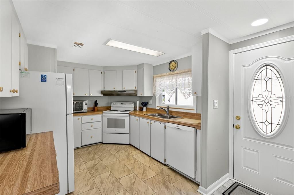 待售: $175,000 (2 贝兹, 2 浴室, 1276 平方英尺)