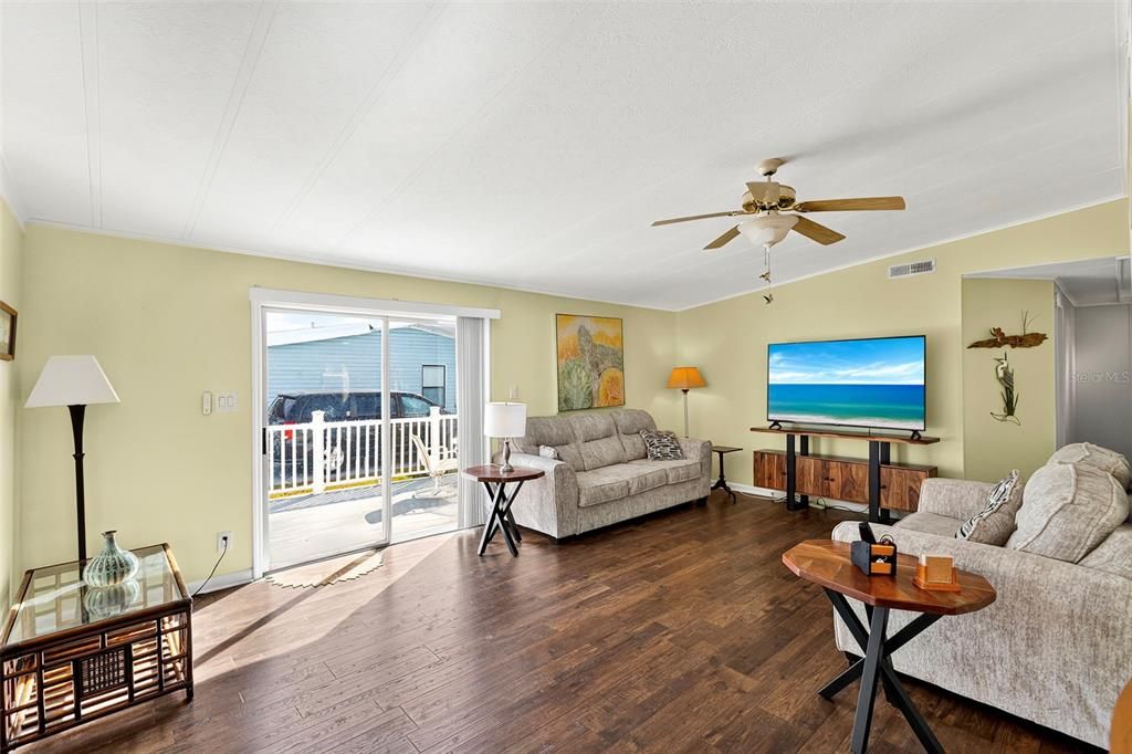 待售: $175,000 (2 贝兹, 2 浴室, 1276 平方英尺)