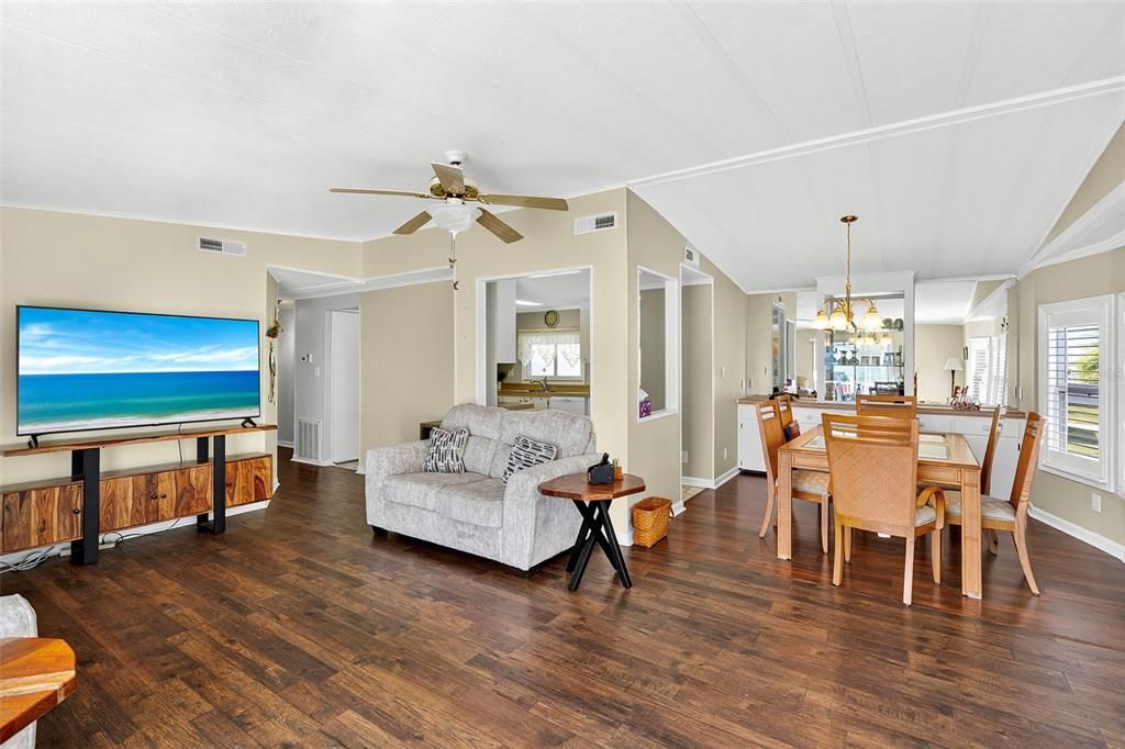 待售: $175,000 (2 贝兹, 2 浴室, 1276 平方英尺)